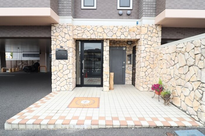 アルベラータのエントランス|落ち着いたエントランスです