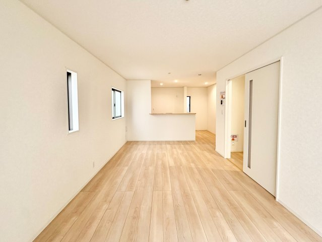 《仲介手数料半額》朝霞市宮戸　第４全１６区棟　5号棟の居間・リビング|LDK17.7帖