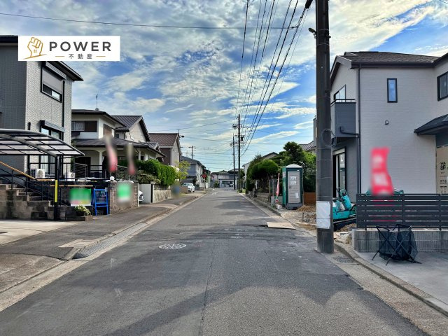 緑区兵庫２丁目５１３番　全２棟の前面道路含む現地写真|十分な幅が確保されており、車の出し入れもスムーズ。お子様の送り迎えなど、日常の動作も快適に行えます。
