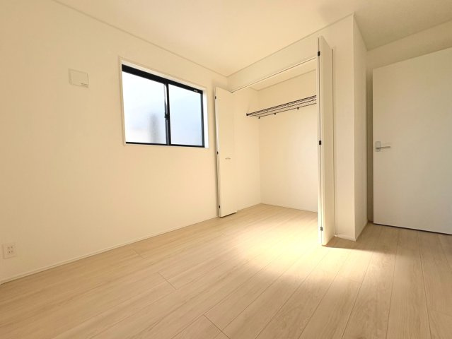 クワイエ　各務原市蘇原菊園町第1　全4区画分譲の洋室|建具やクロスなどをトータルデザインでコーディネートしており、室内に落ち着きと安らぎを与えてくれます。
全居室収納付き！寝室やお子様のお部屋がスッキリ片付きます。