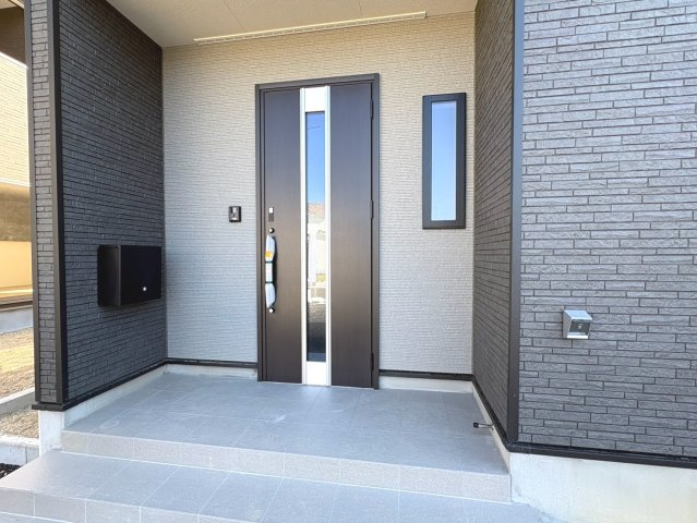 クワイエ　各務原市蘇原菊園町第1　全4区画分譲の玄関|玄関ドアの取手ハンドル部分にセンサーがついて、カードタイプ・シールタイプのキーで施錠が可能で便利です。
お買い物の荷物で手が塞がっていても、楽々開錠できます。毎日の外出前の時間も短縮されて快適です！