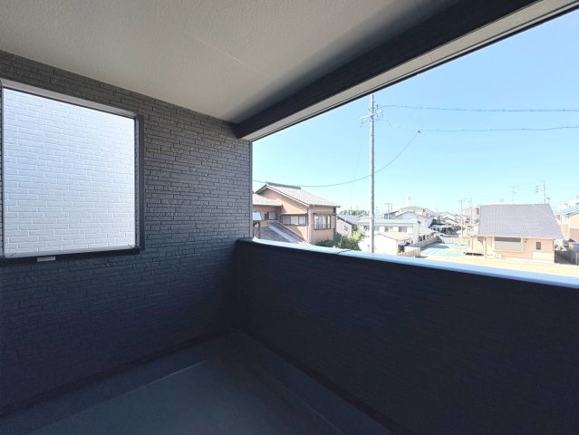 クワイエ　各務原市蘇原菊園町第1　全4区画分譲のバルコニー|バルコニーは南向きで洗濯物もよく乾きます！強度と表面積硬度を持つFPRで防水しています。