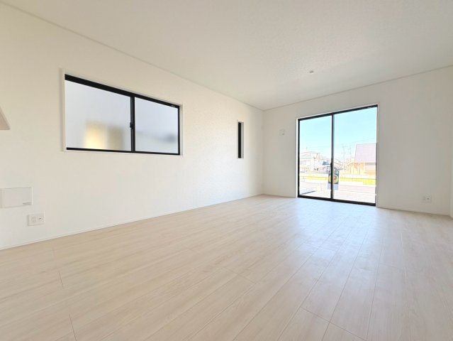クワイエ　各務原市蘇原菊園町第1　全4区画分譲の居間・リビング|フローリング材は木目調でナチュラルな美しさ。様々な傷やクラックの発生を大幅に抑える特殊加工済みです。
床材に受ける様々な傷や、温度・湿度変化によるクラックの発生を大幅に抑える特殊加工を施工済み。