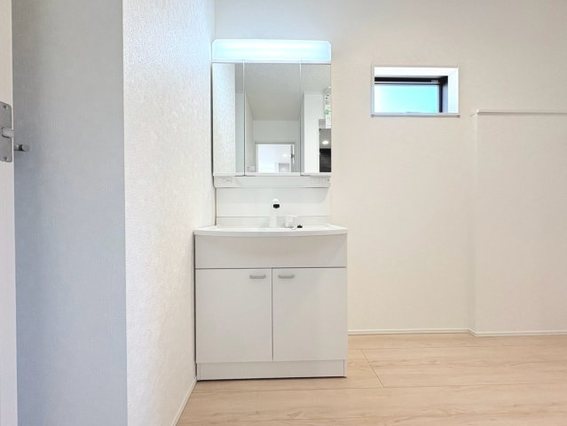 クワイエ　各務原市蘇原菊園町第1　全4区画分譲の独立洗面台|床材に受ける様々な傷や、温度・湿度変化による、クラックの発生を大幅に抑える特殊加工を施工済みです。
水栓はリフトアップできて両手が使えます。またハンドシャワーでも使えます。