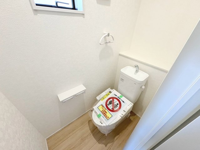 クワイエ　各務原市蘇原菊園町第1　全4区画分譲のトイレ|超表面平滑加工とイオンパワーの「セフィオンテクト」加工で、汚れが付きにくく落ちやすい仕様のトイレです。
またツイントルネード洗浄で少ない水でも前方の返し部分から後方部までしっかり洗浄できます！