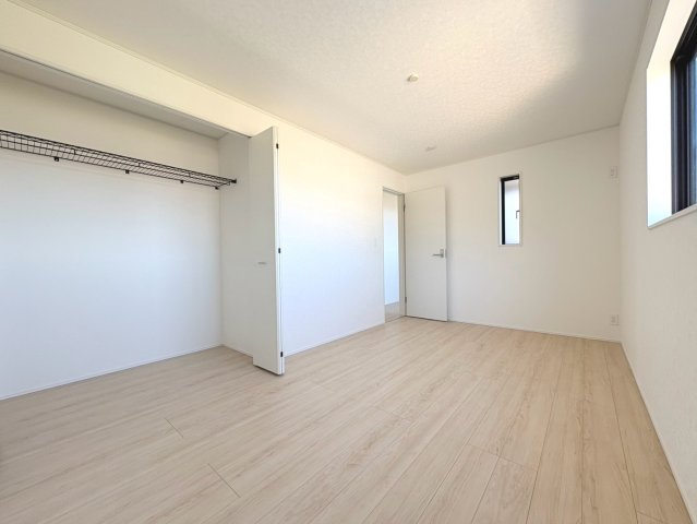 クワイエ　各務原市蘇原菊園町第1　全4区画分譲の寝室|全居室にたっぷり収納できる大型収納を設置。窓ガラスは、断熱性能や結露防止効果の高いペアガラスを採用！
高い断熱性と共にガラス面の結露対策にも効果を発揮し湿気によるカビの発生を抑止します。