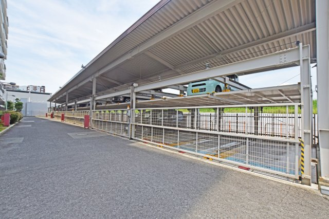 リバーサイドほんじょうの駐車場|敷地内に駐車場を備えています。通勤・通学やお買い物など、自転車を利用する機会が多い方にも便利な共用設備です。