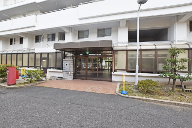 リバーサイドほんじょうの外観|近隣に小・中学校が揃っており、お子さまの毎日の通学も安心です。通学時間の負担を軽減できるため、子育て世帯にも嬉しい住環境です。