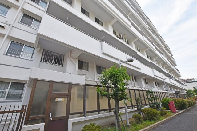 リバーサイドほんじょうの外観|お部屋は南向きの角住戸につき、たっぷりの陽光が差し込む快適な住空間です。