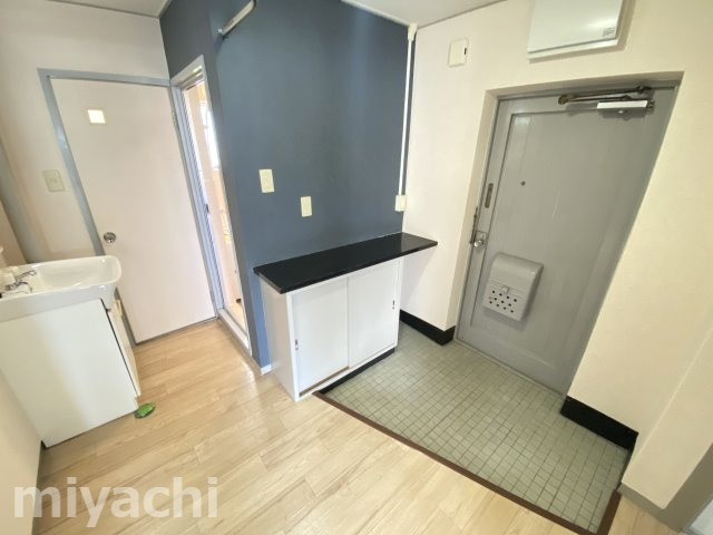 第1三宅ビルの玄関