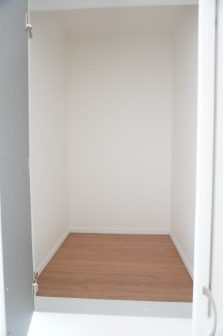 草加市小山2丁目 新築分譲住宅の収納|2階 廊下収納