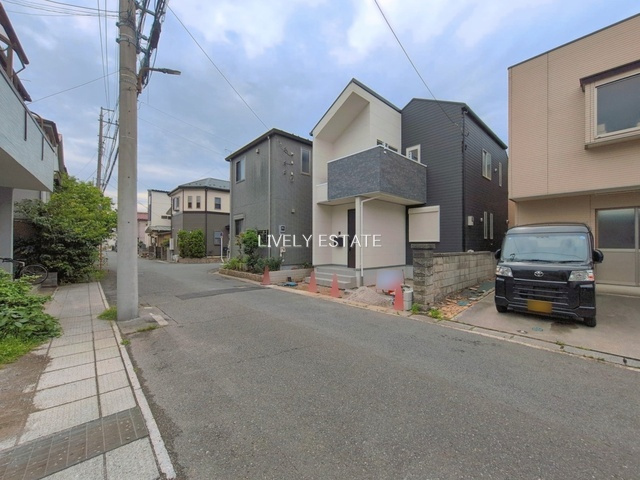 草加市小山2丁目 新築分譲住宅の前面道路含む現地写真
