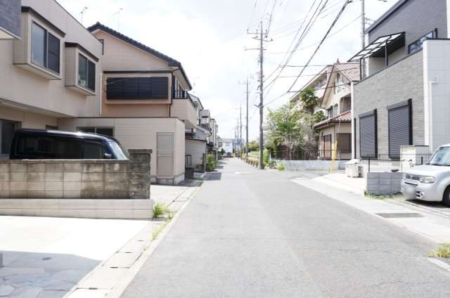 草加市小山2丁目 新築分譲住宅の前面道路含む現地写真