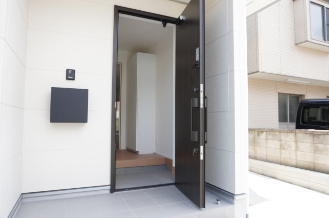 草加市小山2丁目 新築分譲住宅の玄関