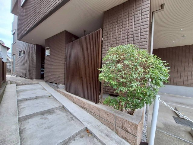 ＷＡＲＭＥＳ　ＨＡＵＳ　ワームズハウスのエントランス|★エントランス★