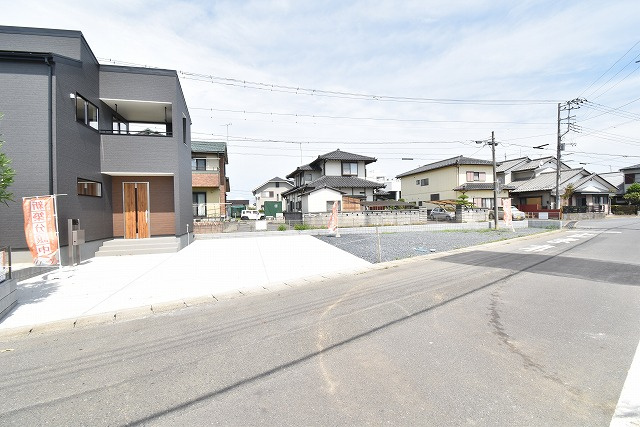 リーブルガーデン  ひたちなか栄町　1期　限定1棟！の駐車場|駐車場は十分なスペース。ご家族それぞれが車をご所有の場合や、来客の際も安心です。
内覧可能です。ご予約はHPから、またお電話でもお気軽にどうぞ。
