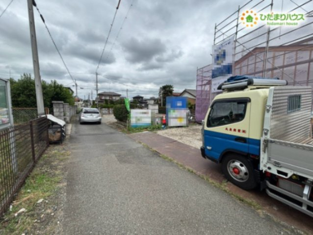 行田市桜町　新築一戸建て　リーブルガーデン　01の前面道路含む現地写真