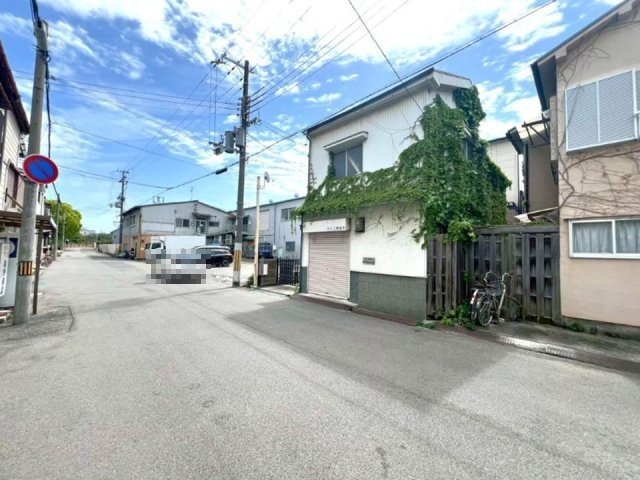東難波町5丁目の前面道路含む現地写真|駅　徒歩10分・小学校　徒歩9分・スーパー　徒歩2分　生活の便利な立地です。