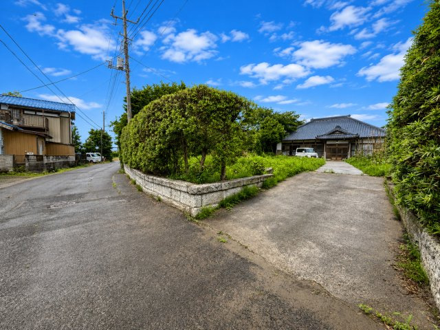 稲敷市結佐　中古戸建の前面道路含む現地写真|※画像の一部はAIを用いて加工・編集しています。実際の状況と異なる場合がありますので、ご了承下さい。