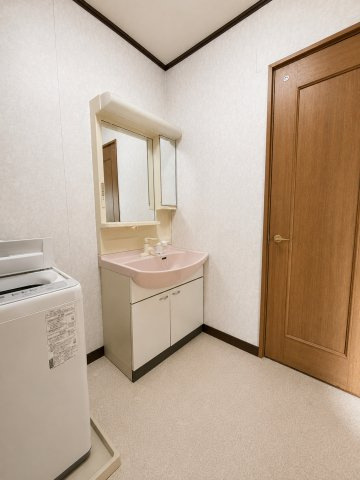 稲敷市結佐　中古戸建の独立洗面台|※画像の一部はAIを用いて加工・編集しています。実際の状況と異なる場合がありますので、ご了承下さい。