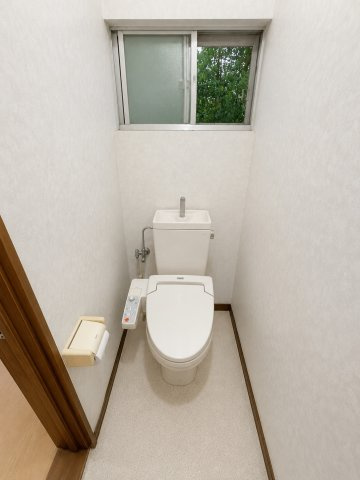 稲敷市結佐　中古戸建のトイレ|※画像の一部はAIを用いて加工・編集しています。実際の状況と異なる場合がありますので、ご了承下さい。