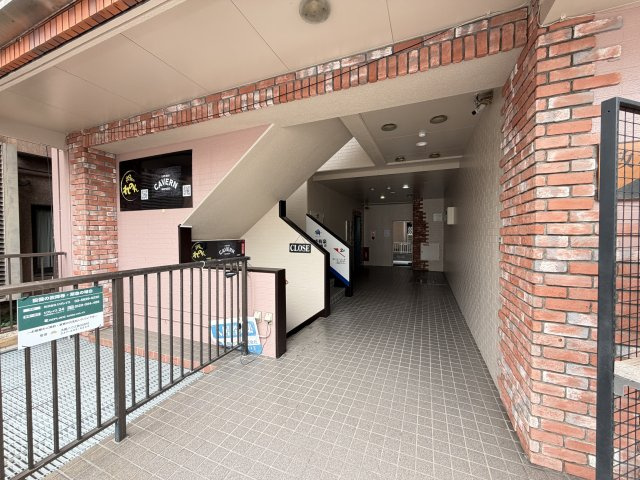 政和ビルのエントランス