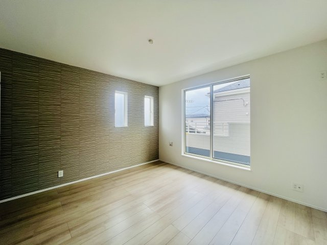 前橋市南町の洋室|8帖の洋室は、大きいベッドを設置してもゆとりのある空間♪
WIC付き