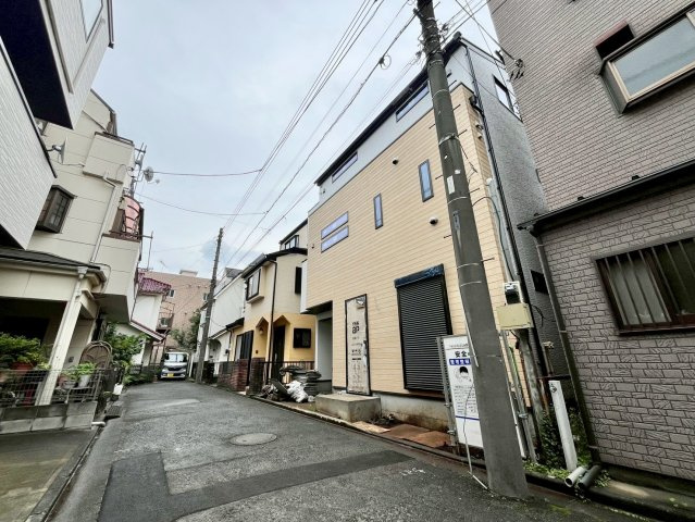 【仲介手数料無料】ふじみ野市丸山第3期―新築分譲住宅―限定1棟の前面道路含む現地写真|プライバシーを保ちつつ、毎日の暮らしにゆとりと快適さをもたらします。見通しの良い立地は、防犯面でも安心です。