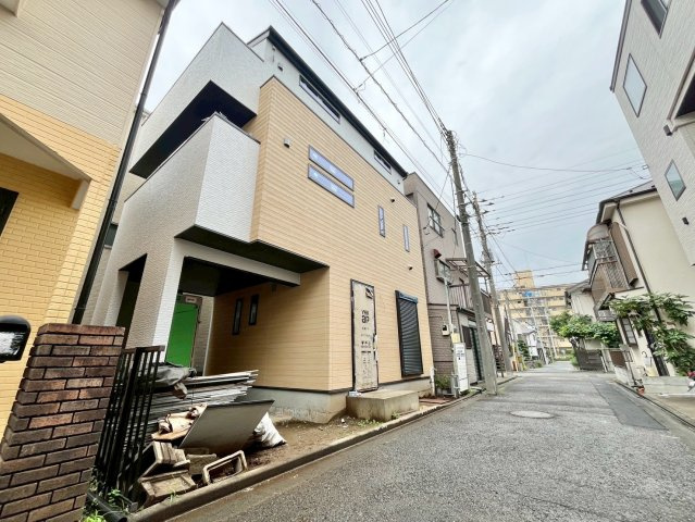 【仲介手数料無料】ふじみ野市丸山第3期―新築分譲住宅―限定1棟の外観|『ふじみ野』駅徒歩13分！アクセス良好で毎日の通勤・通学にも便利な立地です。前面道路は交通量も少なく、小さなお子様がいるご家庭も飛び出しの心配がございません。のびのびとした暮らしを叶えます。