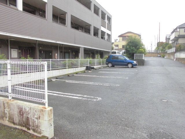 メゾン・パルテールの駐車場