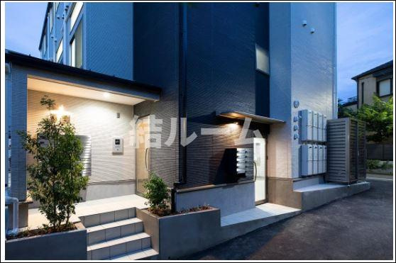 新宿区大久保１丁目の賃貸マンションのエントランス