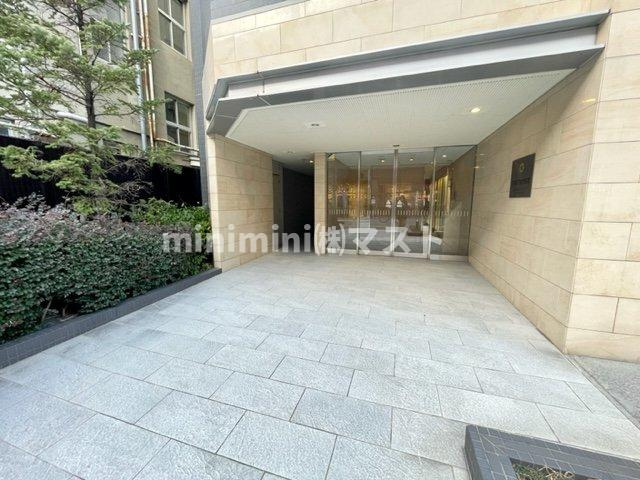 プレミスト堺筋本町ラディーナのエントランス