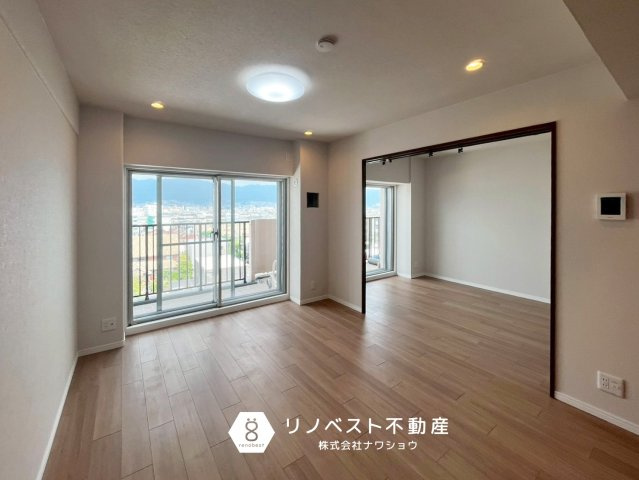 若江岩田スカイハイツの居間・リビング|最上階につき眺望良好♪東向きバルコニーからは、日差しが差し込み明るい室内です♪