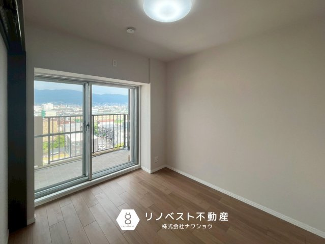 若江岩田スカイハイツの洋室|約４．８帖の洋室♪周辺に高い建物が少ないため、大きな窓からの眺望が良く魅力的です◎