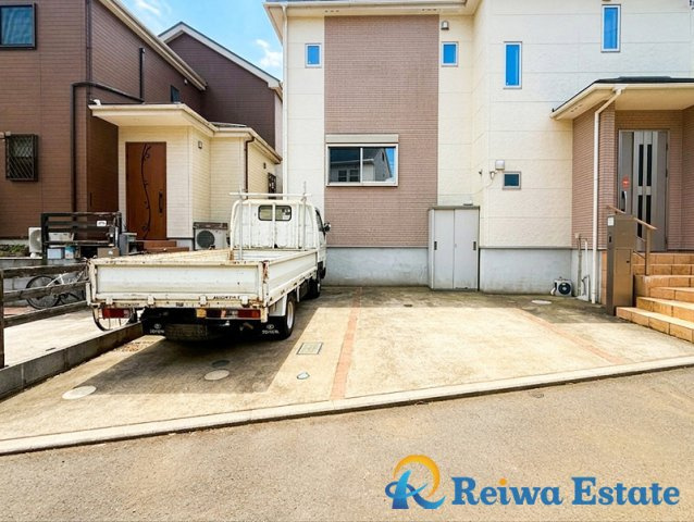 中古戸建　茅ヶ崎市芹沢の駐車場