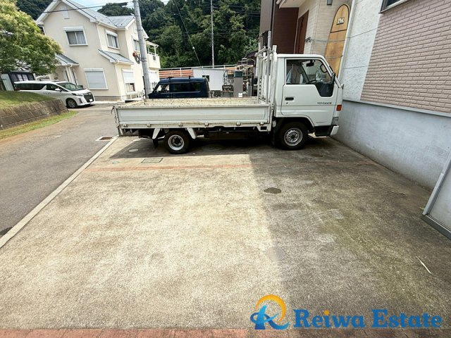 中古戸建　茅ヶ崎市芹沢の駐車場