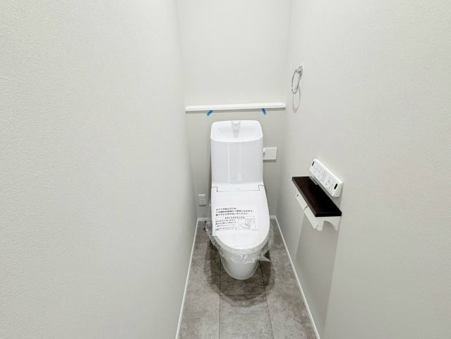 タマタウン　関市巾1丁目（倉知小Ⅲ）　全5区画分譲のトイレ|超節水型の水洗トイレを標準採用。汚れが付きにくいコーティング加工で、いつでも清潔に保てる便座を装備。