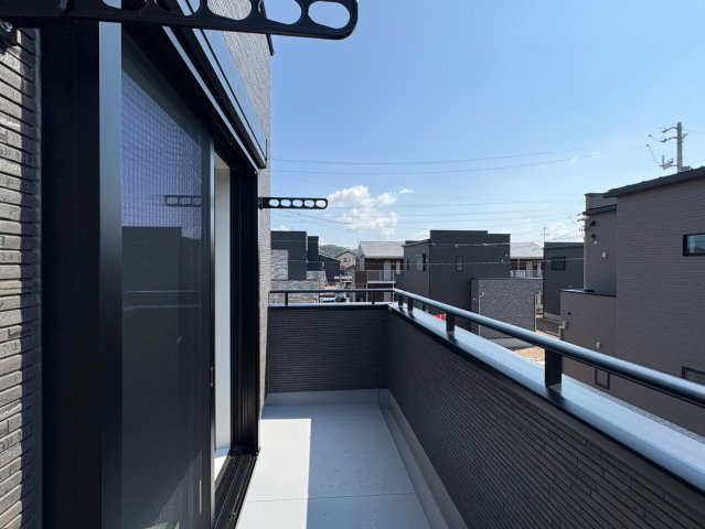 タマタウン　関市巾1丁目（倉知小Ⅲ）　全5区画分譲のバルコニー|バルコニーは南向きで洗濯物もよく乾きます！強度と表面積硬度を持つFPRで防水しています。
