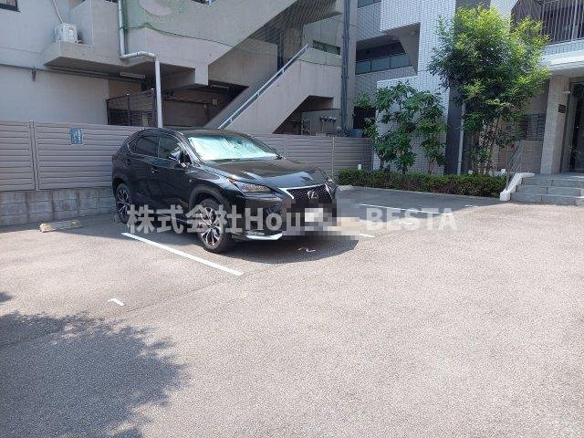 アウルムグランデの駐車場