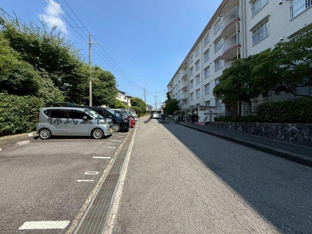 山田池パークハイツ1の駐車場|駐車スペースもあります
