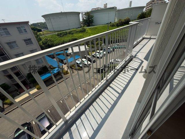 山田池パークハイツ1のバルコニー|お洗濯にも便利なバルコニー付き