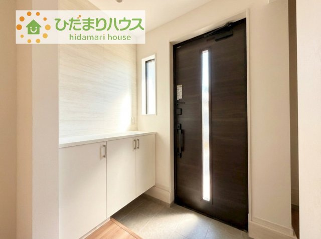 【玄関】 | 土浦市板谷6期　新築戸建 | 毎日「行ってきます」「ただいま」をいう玄関は明るく光が差し込みます♪