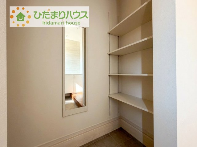 【収納】 | 土浦市板谷6期　新築戸建 | シューズインクローゼットは、靴以外にもゴルフバックやベビーカーを置くことができ、
散らかりがちな玄関もスッキリします。