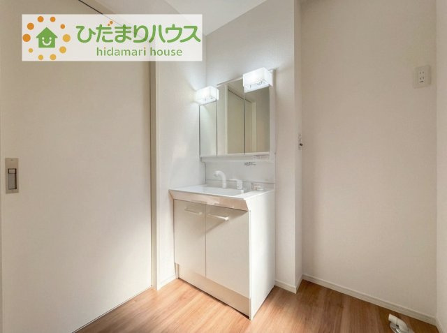 【独立洗面台】 | 土浦市板谷6期　新築戸建 | 三面鏡の大きな鏡は憧れます(^^♪鏡の後ろは収納となっていて、細かいものでも収納できるのでスッキリと整理できます！