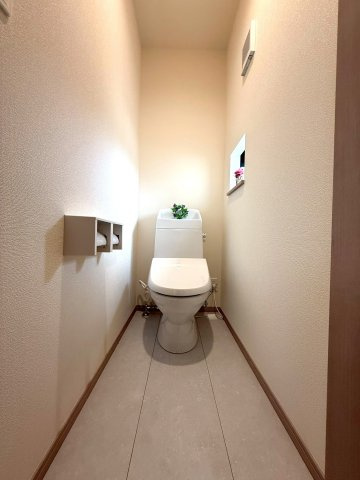 新築戸建　沼津市本字松下845番　全5棟　B号棟のトイレ|各階にトイレがあるため、朝の支度もスムーズにすすみます。