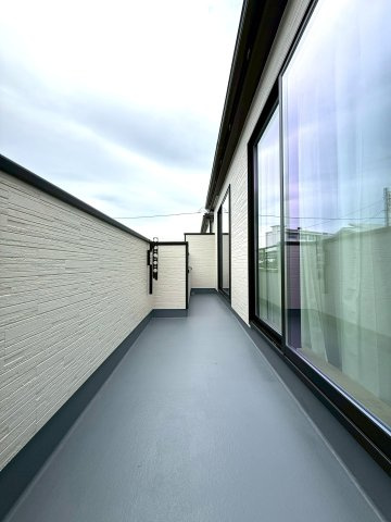 新築戸建　沼津市本字松下845番　全5棟　B号棟のバルコニー|大きなお洗濯物があっても安心のバルコニー。