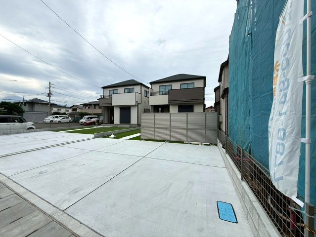 新築戸建　沼津市本字松下845番　全5棟　B号棟の駐車場|駐車スペースはコンクリート仕上げになっているため、雨の日も足元が気になりません♪