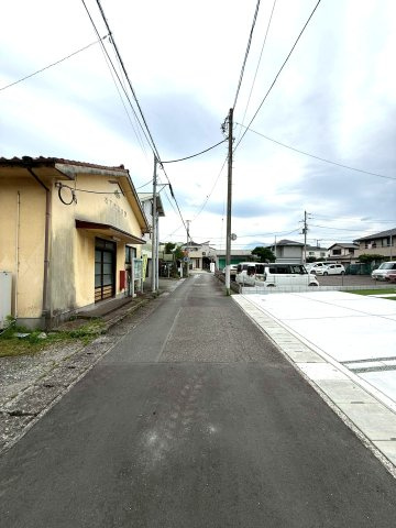 新築戸建　沼津市本字松下845番　全5棟　B号棟の前面道路含む現地写真|交通量が少ない前面道路のため小さなお子様がいるご家族も安心してお住まいいただけます。