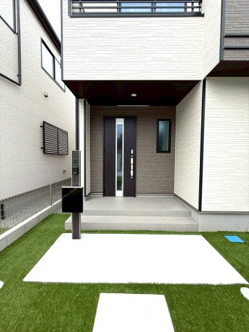 新築戸建　沼津市本字松下845番　全5棟　B号棟の玄関|ブラウンをアクセントとしたおしゃれな玄関。