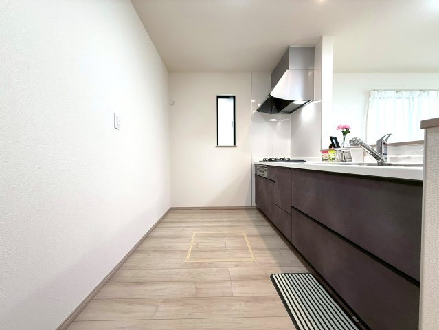 新築戸建　沼津市本字松下845番　全5棟　B号棟のキッチン|収納豊富なシステムキッチン。限られたスペースを有効活用できる床下収納もございます。